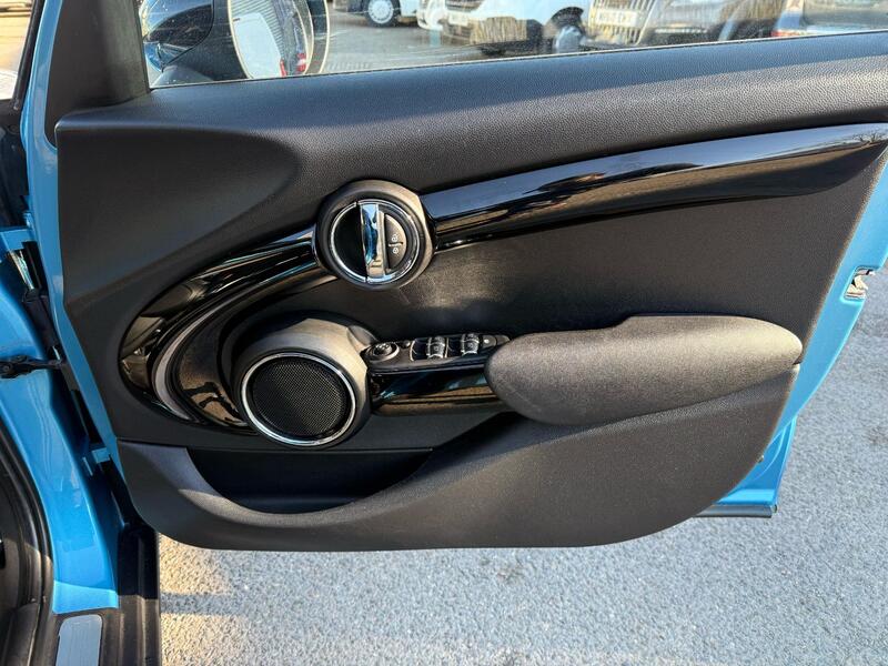 MINI HATCH